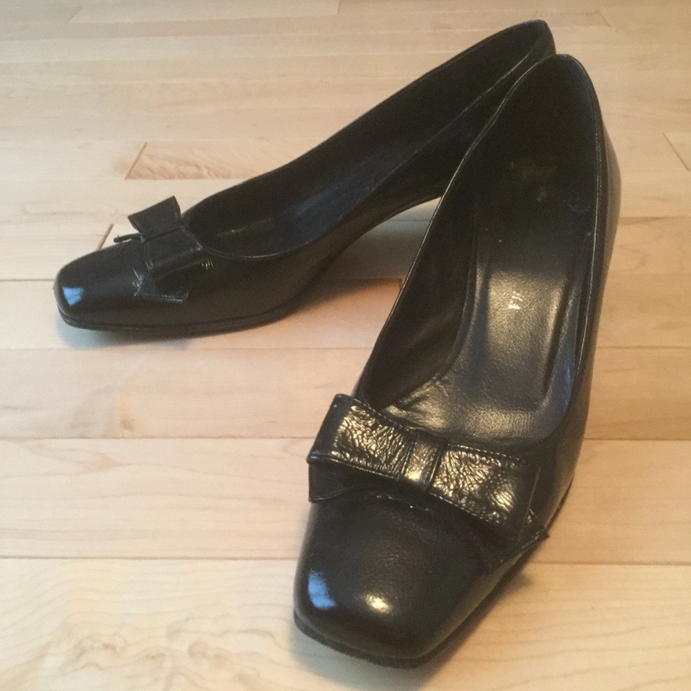 Italian made patent leather bowed day heel.